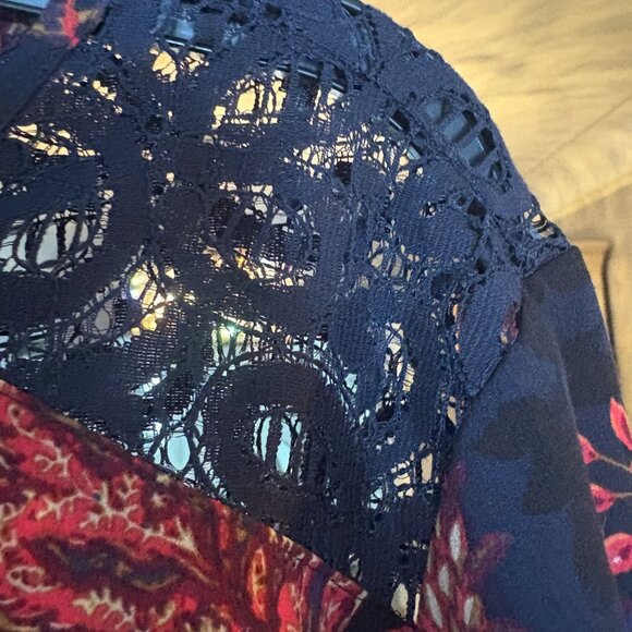 Van Heusen Floral Crochet Blouse. Size M. - Picture 8 of 10